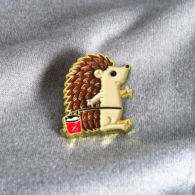 Topout Hedgehog Enamel Pin – Gift for Climbers Boulderers – 攀岩針 – 등반 クライミング  最新