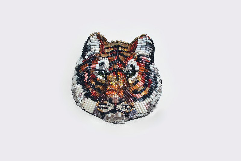 Gold tiger beaded brooch animal portrait  最新