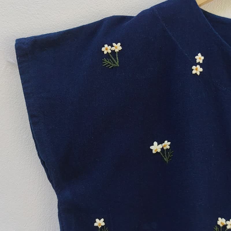 Wood Button Embroidery White Cosmos Top  最新