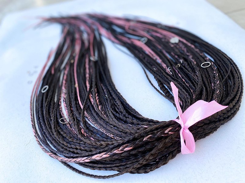 Thin DE braids in brown color with rose pink integration  最新