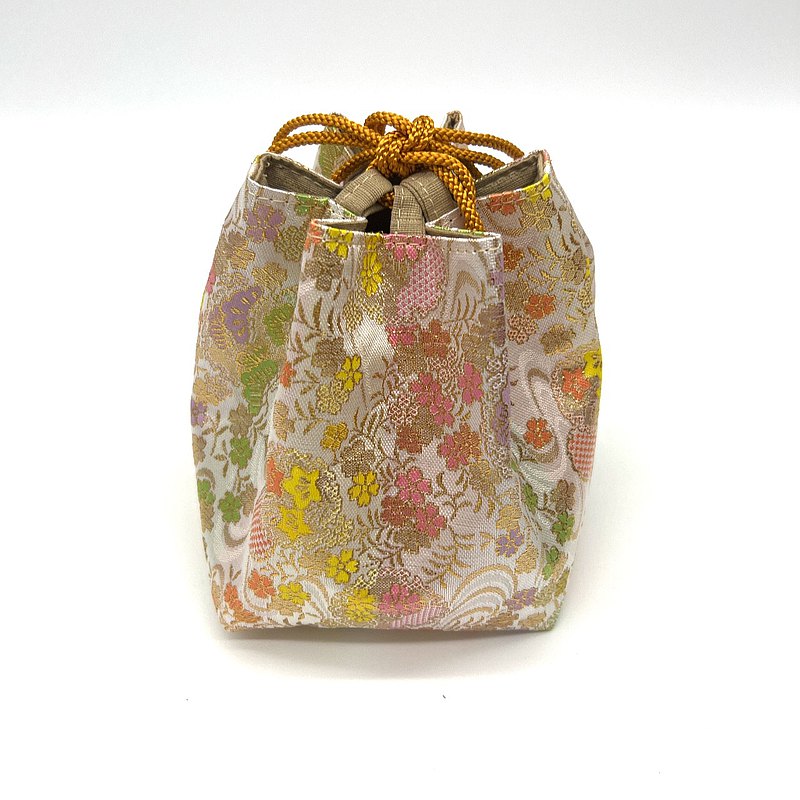 A stylish drawstring bag with a Japanese pattern made from Kyoto Nishijin-ori fabric.  最新