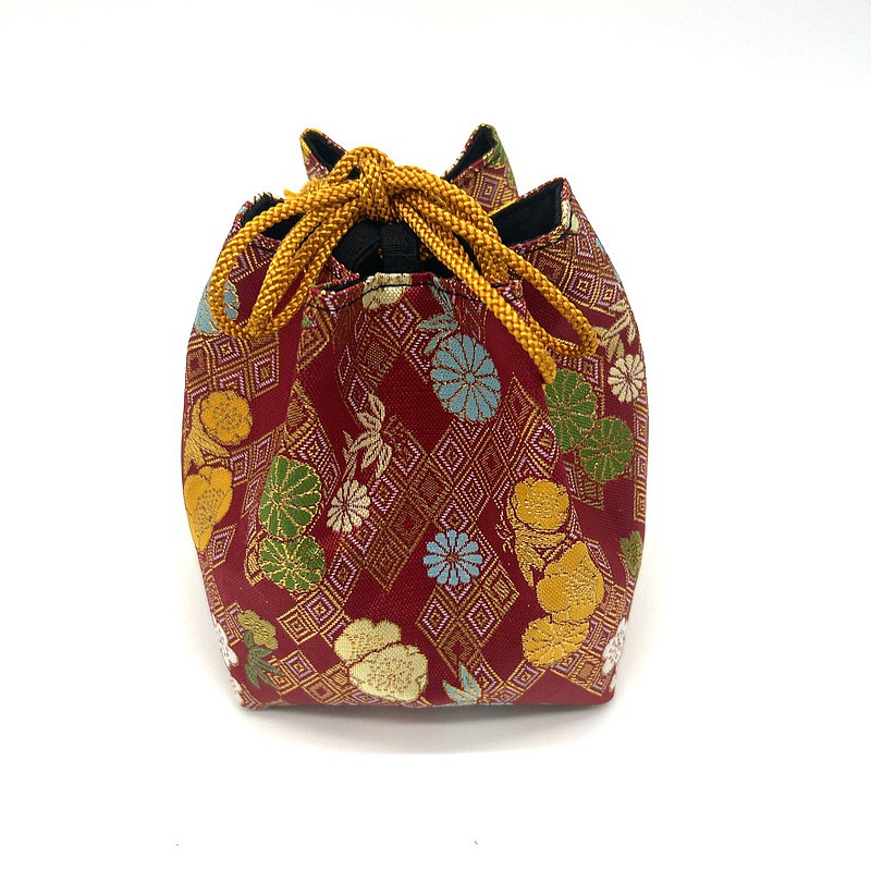 A stylish drawstring bag with a Japanese pattern made from Kyoto Nishijin-ori fabric.  最新