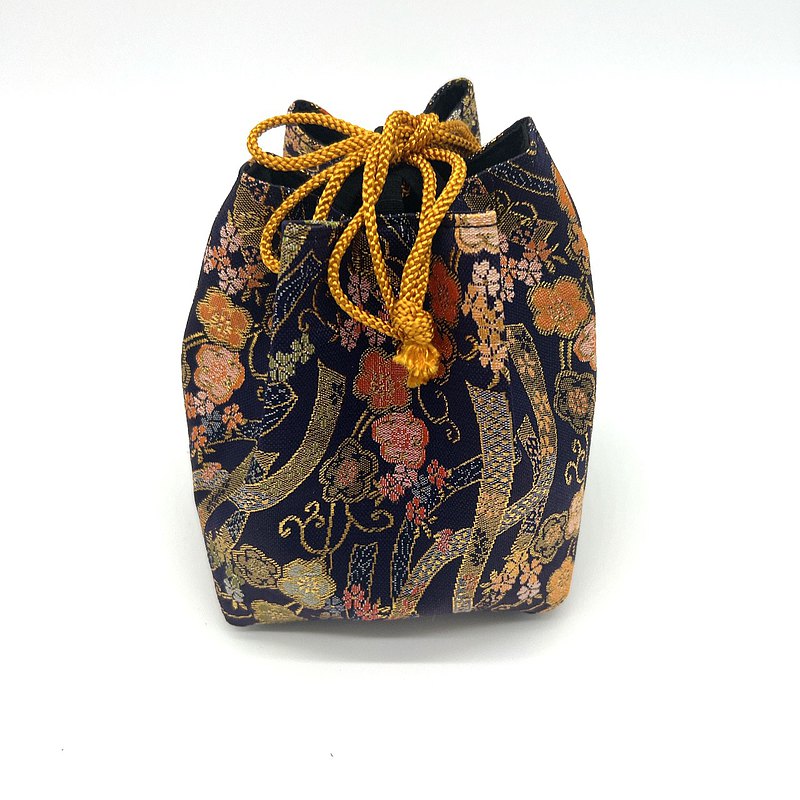 A stylish drawstring bag with a Japanese pattern made from Kyoto Nishijin-ori fabric.  最新