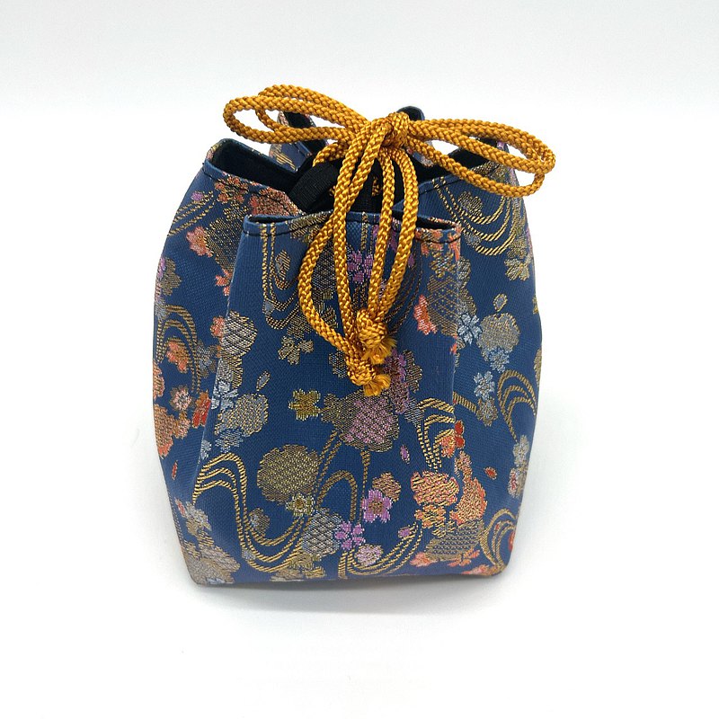 A stylish drawstring bag with a Japanese pattern made from Kyoto Nishijin-ori fabric.  最新