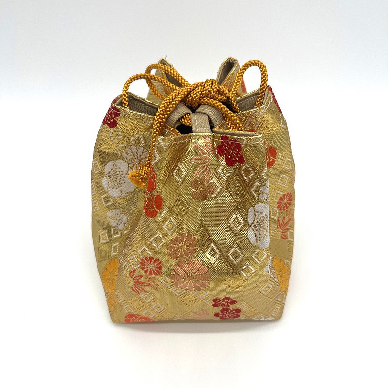 A stylish drawstring bag with a Japanese pattern made from Kyoto Nishijin-ori fabric.  最新