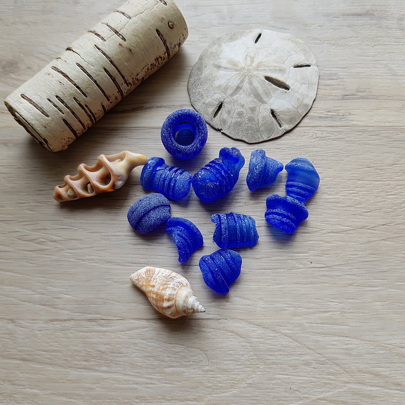 Authentic sea glass Cobalt blue Bottle necks P112  最新