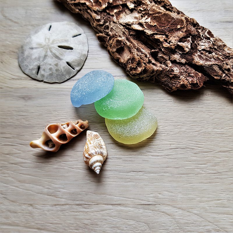 Genuine sea glass. Authentic sea glass Vintage bottoms P111  最新