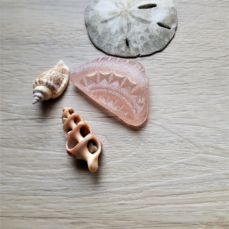 Pink sea glass. Genuine sea glass. Patterned sea glass. P109  最新